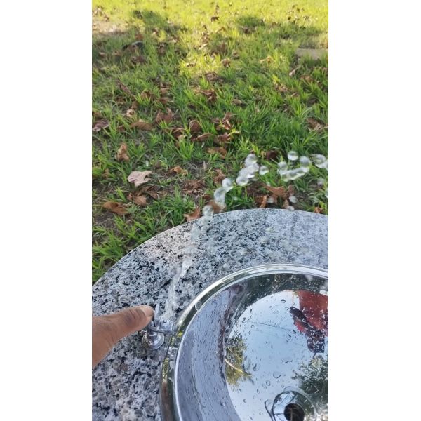 Bebedouro para pessoas em concreto armado pré-moldado